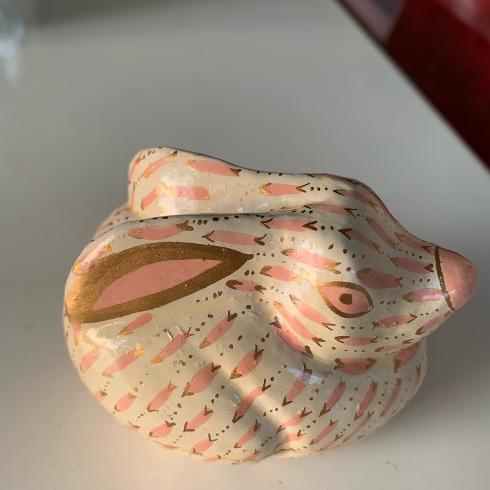 Vintage Foreside trinket box bunny lacquered finish. Gold lacquered inside.